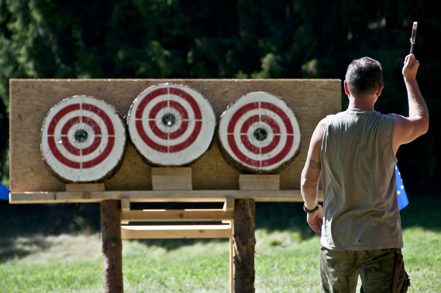 rzucanie siekierą do celu - klub rzucania siekierą kraków