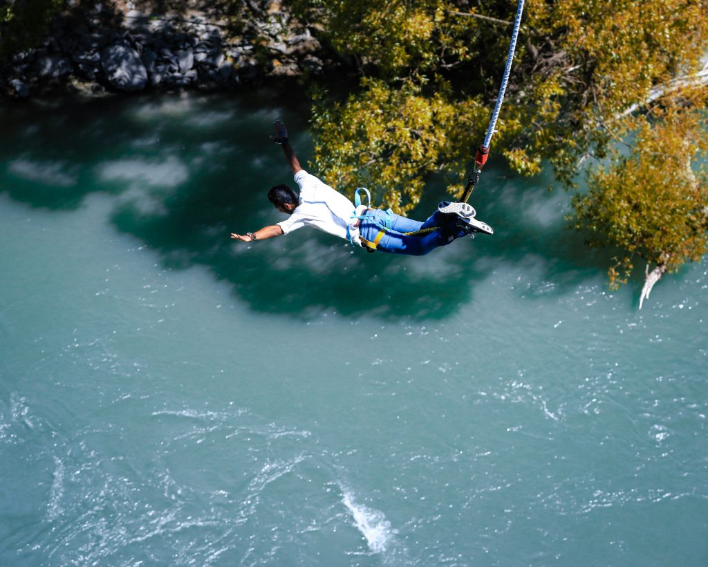 mężczyzna skaczący na bungee